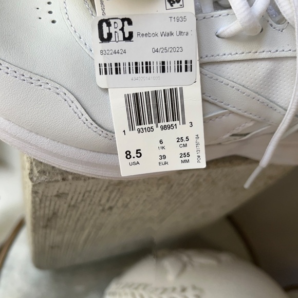 **NEW** REEBOK WHITE SHOES, size 8.5/ Featuring a sleek white design - Picture 4 of 7